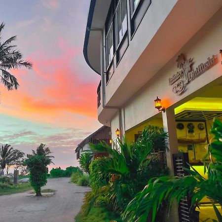 Infinity Dhiffushi Hotel Exterior photo