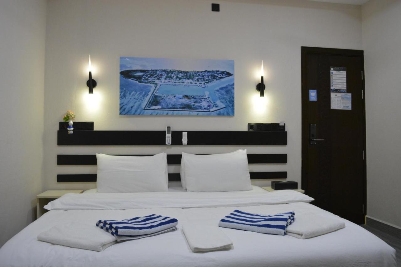 Infinity Dhiffushi Hotel Exterior photo