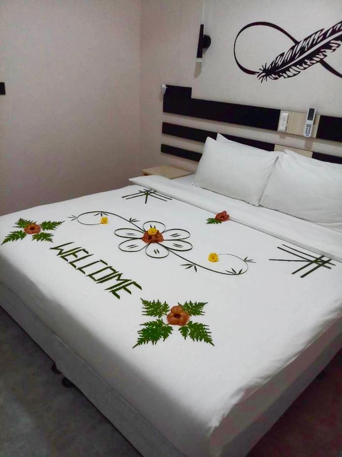 Infinity Dhiffushi Hotel Exterior photo