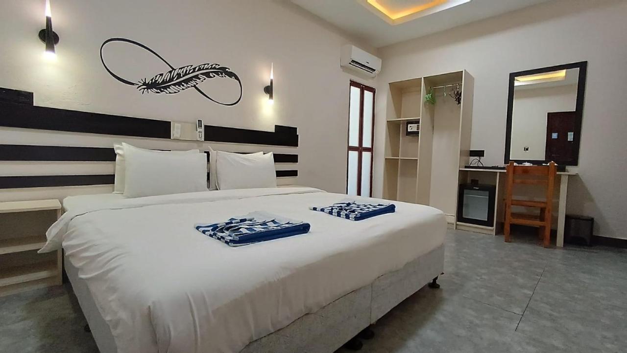 Infinity Dhiffushi Hotel Exterior photo
