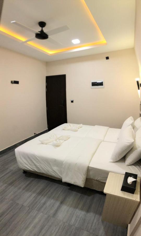 Infinity Dhiffushi Hotel Exterior photo