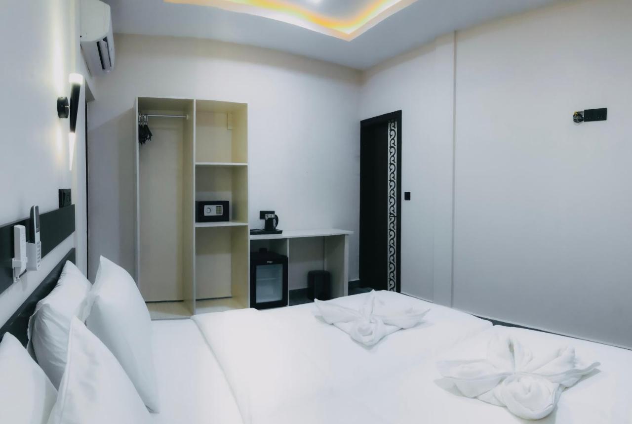 Infinity Dhiffushi Hotel Exterior photo
