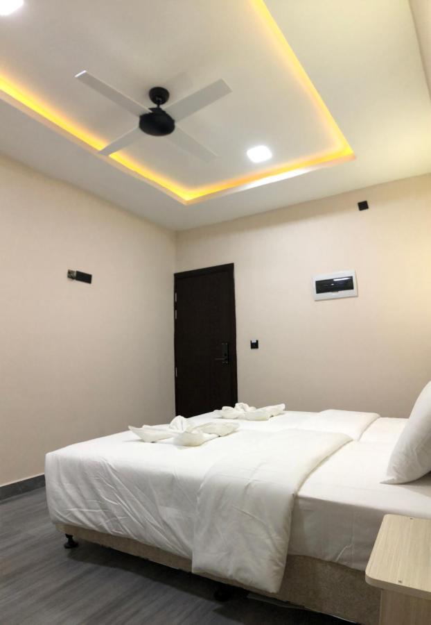 Infinity Dhiffushi Hotel Exterior photo
